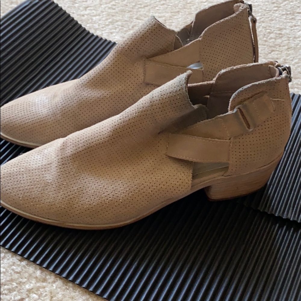 Dolce Vita Koree ankle bootie size 8.5